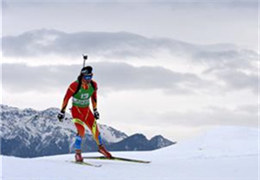 冰雪运动百科③|冬季两项：运动员身背专用小口径步枪，每滑行一段距离进行一次射击
