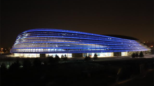 北京冬奥会标志性场馆国家速滑馆“冰丝带”亮了