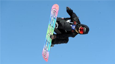 “悍将”带你滑“旱雪”！这个单板滑雪冠军实现了全年无雪教学