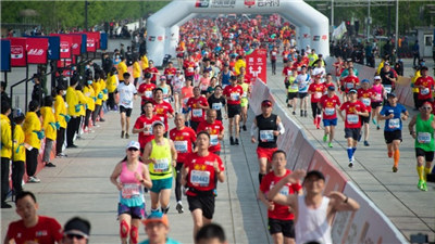 北京半程马拉松开跑 打破男女赛会纪录