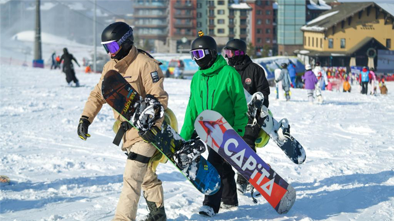 吉林省滑雪场“开板”喜迎新雪季
